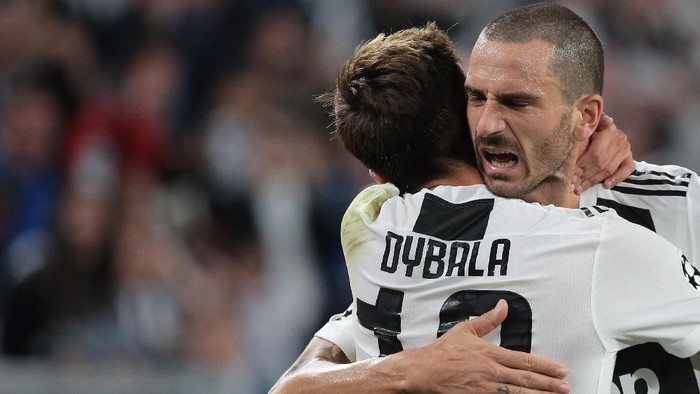TURIN, ITALY - OCTOBER 02:  Paulo Dybala of Juventus FC celebrates his second goal with his team-mate Leonardo Bonucci (R) during the Group H match of the UEFA Champions League between Juventus and BSC Young Boys at Allianz Stadium on October 2, 2018 in Turin, Italy.  (Photo by Emilio Andreoli/Getty Images)