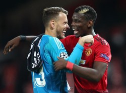 Tak ada gol hingga aga tuntas. Di akhir laga Neto dan Pogba saling berpelukan. Keduanya adalah mantan rekan satu tim sewaktu di Juventus. (Foto: Clive Brunskill/Getty Images)