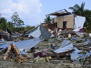 Kisah Pengungsi Gempa di Sigi: Tenda Bocor hingga Kurang Selimut Kisah Pengungsi Gempa di Sigi: Tenda Bocor hingga Kurang Selimut