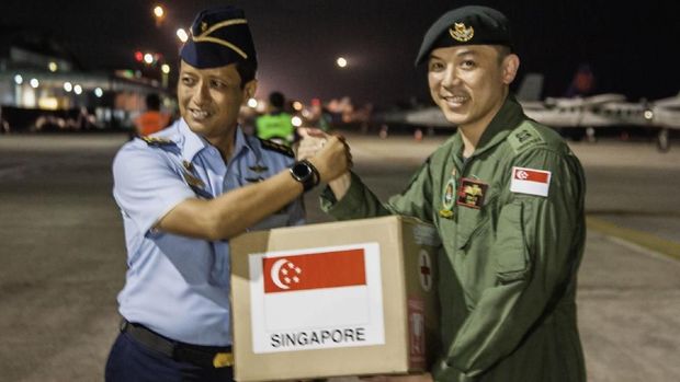 Militer Singapura menyerahkan bantuan kemanusiaan untuk korban gempa dan tsunami Sulawesi Tengah