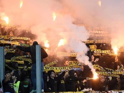 Meski menjalani laga away, fans young Boys tetap memberikan dukungan penuh untuk tim kesayangannya (REUTERS/Massimo Pinca)