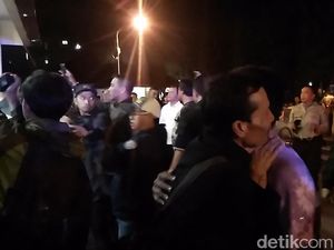 Isak Tangis Keluarga Sambut Korban Gempa Palu asal Garut