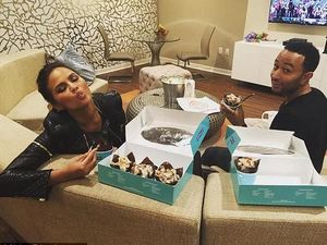 Chrissy Teigen Terbitkan Buku Masak, Berat Badan John Legend Naik Chrissy Teigen Terbitkan Buku Masak, Berat Badan John Legend Naik