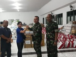 CT Arsa dan Transmart Serahkan Bantuan ke Korban Gempa Palu