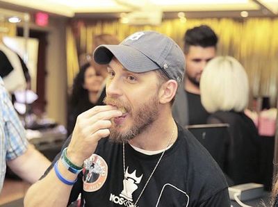 Ini Bukti Kalau Si Ganteng Tom Hardy Doyan Camilan Manis