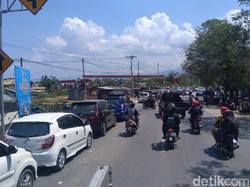 Warga Palu Mulai Tertib Antre di Pom Bensin
