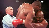Evander Holyfield naik meja operasi plastik untuk memperbaiki daun telinganya. Di tahun 1997 daun telinga dia dirkoyak karena digigit Mike Tyson. (AFP PHOTO / JEFF HAYNES)