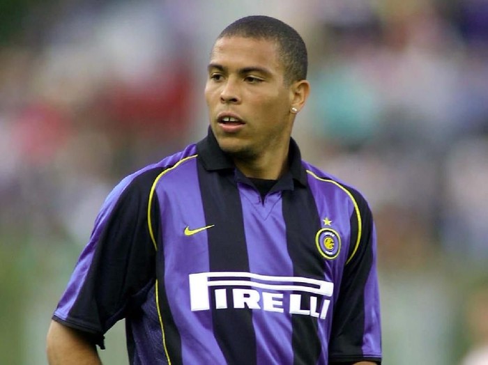 23 Jul 2001:  Ronaldo of Inter Milan in action during a preseason match played between Inter Milan and Bormiese in Bormio Italy. DIGITAL IMAGE Mandatory Credit: Grazia Neri/ALLSPORT