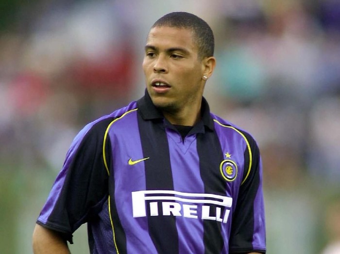 23 Jul 2001:  Ronaldo of Inter Milan in action during a preseason match played between Inter Milan and Bormiese in Bormio Italy. DIGITAL IMAGE Mandatory Credit: Grazia Neri/ALLSPORT
