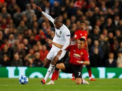 Alexis Sanchez bahkan harus terlibat duel-duel perebutan bola di tengan. (Foto: Phil Noble/Reuters)