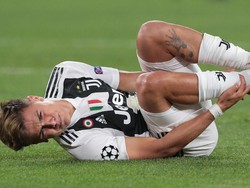 Paulo Dybala mengerang kesakitan usai ditekel pemain Young Boys (Emilio Andreoli/Getty Images)