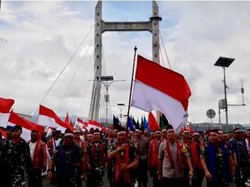 Tari Cakalele Ramaikan Pawai Bendera Merah Putih di Ambon