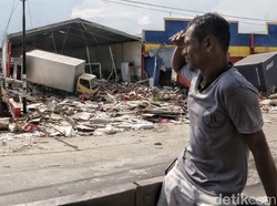 Mereka yang Gigih Mencari Buah Hatinya di Reruntuhan Gempa