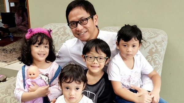 10 Foto Bukti Kecintaan Addie MS pada Anak-anak