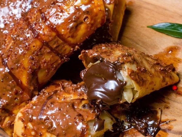 Sore Ini Paling Enak Makan Piscok Lumer Berlimpah Cokelat