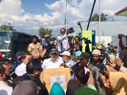 Ketua DPR Bagikan 1.000 Paket Sembako untuk Korban Gempa Sulteng