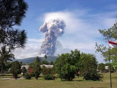 Foto: Abu Vulkanik Erupsi Gunung Soputan Membubung 4 Km