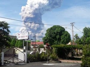 Gunung Soputan Erupsi, Abu Vulkanik Setinggi 4 Km Gunung Soputan Erupsi, Abu Vulkanik Setinggi 4 Km