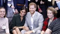 Potret Mesra Pangeran Harry dan Meghan Markle Saat Kunjungi Sussex