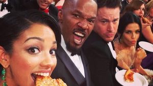 Gaya Keren Channing Tatum Saat Makan Pizza dan Goreng Telur