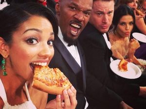 Gaya Keren Channing Tatum Saat Makan Pizza dan Goreng Telur