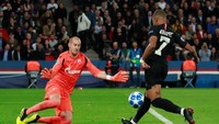 Kylian Mbappe ikut mencetak gol. Ia mencetak gol keliam PSG di babak kedua. REUTERS/Gonzalo Fuentes.