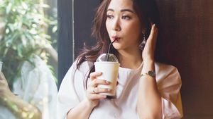 Cantiknya Putricaya, Selebgram yang Doyan Banget Ngopi