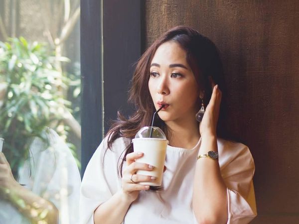 Cantiknya Putricaya, Selebgram yang Doyan Banget Ngopi