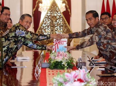 Momen Jokowi Terima Laporan BPK Semester I