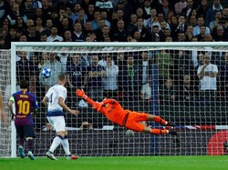 Gol Rakitic dari sudut lain. Barcelona menutup babak pertama dengan keunggulan 2-0. (Foto: Eddie Keogh/REUTERS)