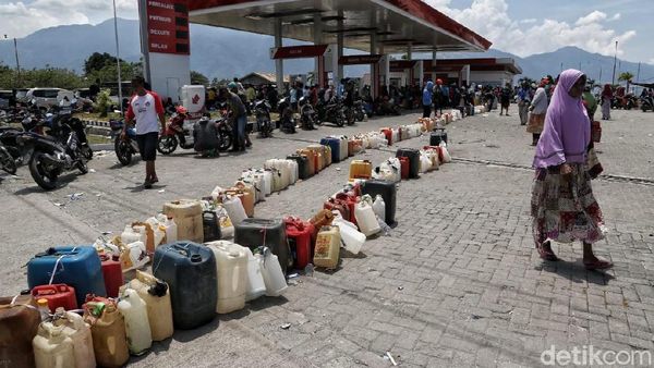 Warga Palu Berpanas-panasan Demi BBM