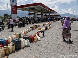 Warga Palu Berpanas-panasan Demi BBM Warga Palu Berpanas-panasan Demi BBM