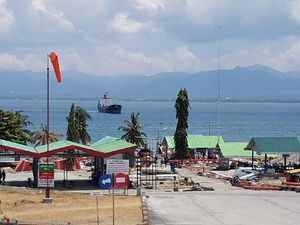 Kapal Tanker Angkut Premium Merapat di Donggala