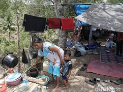 Kebersamaan Warga Palu yang Kini Mengungsi di Perbukitan