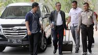 Gaya Pejabat Pajak Ambon Saat Digiring ke Gedung KPK