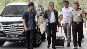 Gaya Pejabat Pajak Ambon Saat Digiring ke Gedung KPK