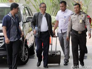 Gaya Pejabat Pajak Ambon Saat Digiring ke Gedung KPK