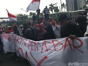 Massa Demo di Polda Minta Polisi Tuntaskan Hoax Ratna Sarumpet