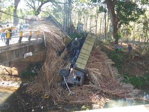 Truk Muat Tebu Nyemplung ke Sungai, Arus Blitar-Malang Macet