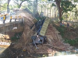 Truk Muat Tebu Nyemplung ke Sungai, Arus Blitar-Malang Macet