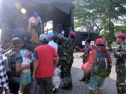 164 Pengungsi Palu Tiba di Juanda, Marinir Bantu Ini