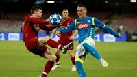 Duel Jose Maria Callejon dengan Andrew Robertson di sisi lapangan. (Foto: Ciro De Luca/Reuters)
