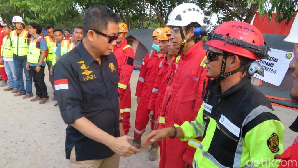 Keliling Siang-Malam, Jonan Cek Listrik dan BBM di Palu Keliling Siang-Malam, Jonan Cek Listrik dan BBM di Palu