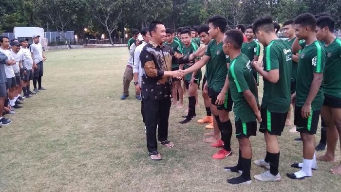 Menpora Imam Nahrawi menyaksikan latihan timnas Indonesia U-19 (Foto: Amalia Dwi Septi) Menpora Imam Nahrawi menyaksikan latihan timnas Indonesia U-19 (Foto: Amalia Dwi Septi)
