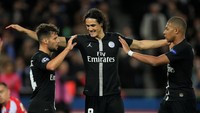 Edinson Cavani mencetak gol ketiga PSG. REUTERS/Gonzalo Fuentes.