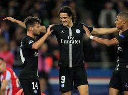 Edinson Cavani mencetak gol ketiga PSG. REUTERS/Gonzalo Fuentes.