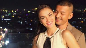 Kemesraan Atiqah Hasiholan dan Rio Dewanto dalam Bingkai Foto