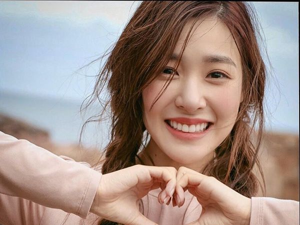 Artis-artis yang Pernah Mengidap Skoliosis Seperti Tiffany Young