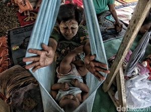 Ekspresi Anak-anak Korban Gempa yang Terpaksa Mengungsi Ekspresi Anak-anak Korban Gempa yang Terpaksa Mengungsi