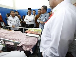Mentan Cek Korban Gempa Palu yang Dirawat di Makassar